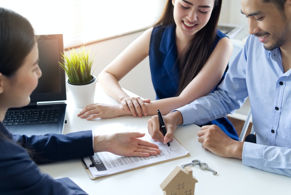 Travailler avec une agence immobilière : comprendre les honoraires et les frais