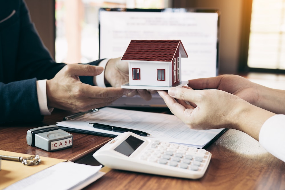Agence immobilière à frais fixe ou agence classique : quelle option choisir?