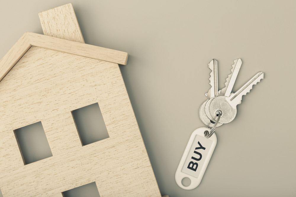 Acheter une maison seul et se marier après : un choix stratégique pour les futurs époux